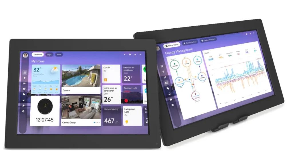 Dwa tablety wyświetlające zaawansowane panele sterowania inteligentnym domem i systemem zarządzania energią.
