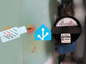 Zmontowany moduł do zdalnego odczytu licznika wody marki Apator obok logo Home Assistant.