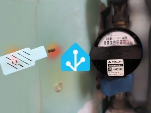 Zestaw do zdalnego odczytu licznika wody Apator Powogaz z logo Home Assistant i modułem transmisyjnym.