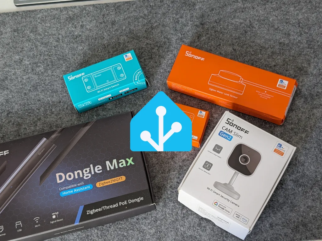 Różne urządzenia smart dom Sonoff, w tym Sonoff Wi-Fi Smart Switch, Zigbee Water Leak Sensor, Dongle Max Zigbee/Thread PoE Dongle oraz Sonoff CAM Slim Gen2 Wi-Fi Smart Security Camera, ułożone wokół niebieskiego logo Home Assistant na szarym tle.