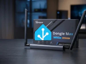 Sonoff Dongle Max z obsługą Home Assistant i Zigbee2MQTT ustawiony na biurku